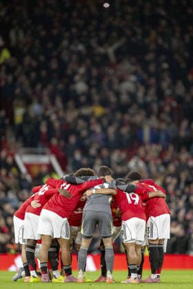MANCHESTER, ENGLAND, DEC 04: Manchester United, ManU Players form a huddle prior to the Premier League match between Manchester United and West Ham United on December 04, 2025 in Manchester, England. Copyright: xWillxPalmer SportsxPressxPhotox Sportspressphoto_SPR69810