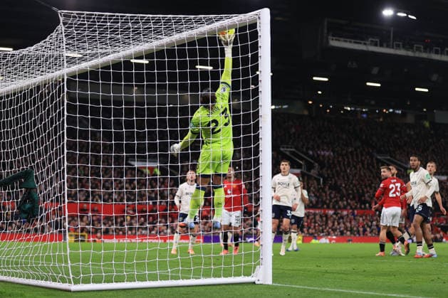 Fußball Premier League Manchester United gegen West Ham United 4. Dezember 2025 Premier League Manchester United gegen West Ham United West Ham United Torwart Alphonse Areola lenkt den Ball über die Latte Foto Simon Stacpoole Abseits Manchester UK  Copyright: xSimonxStacpoolexOffside