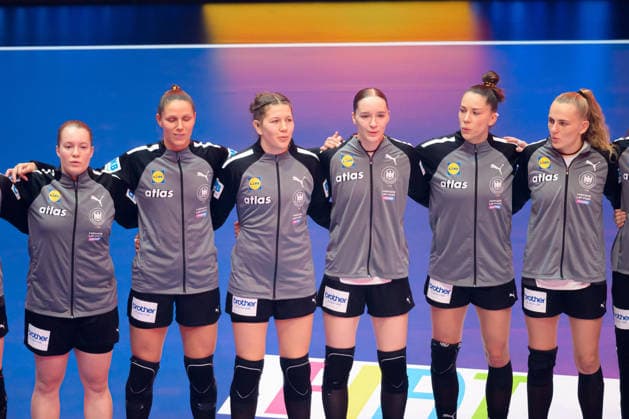 Handball, Womens World Championship, Main Round Montenegro Germany Lisa Antl Germany , Xenia Smits Germany , Marie Steffen Germany , Nieke Kühne Kuehne Germany , Emily Vogel Germany , Annika Lott Germany during the anthem Dortmund Westfalenhalle Nordrhein Westfalen Germany