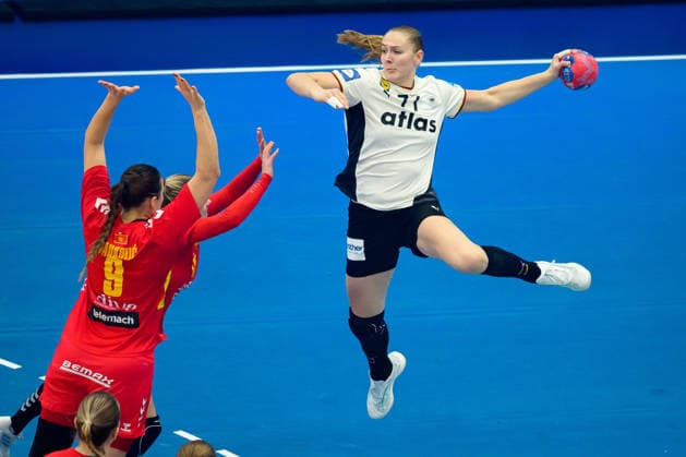 Handball, Womens World Championship, Main Round Montenegro Germany Durdina Jaukovic Montenegro , Viola Leuchter Germany Dortmund Westfalenhalle Nordrhein Westfalen Germany