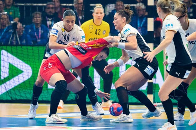 Handball, Womens World Championship, Main Round Montenegro Germany Aimee von Pereira Germany , Emily Vogel Germany in defense Dortmund Westfalenhalle Nordrhein Westfalen Germany
