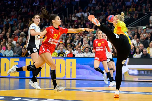 Handball, Womens World Championship, Main Round Montenegro Germany Nina Bulatovic Montenegro , Goalkeeper Katharina Filter Germany Dortmund Westfalenhalle Nordrhein Westfalen Germany
