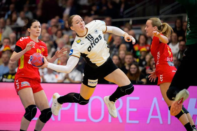 Handball, Womens World Championship, Main Round Montenegro Germany Nieke Kühne Kuehne Germany Dortmund Westfalenhalle North Rhine-Westphalia Germany