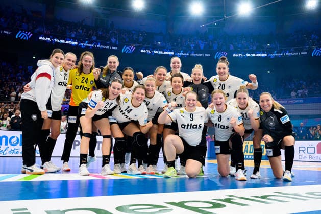 handball, women world championship, main round Montenegro Germany the team of Germany, final cheer final cheer emotion joy group photo, team picture Dortmund Westfalenhalle Nordrhein Westfalen Germany