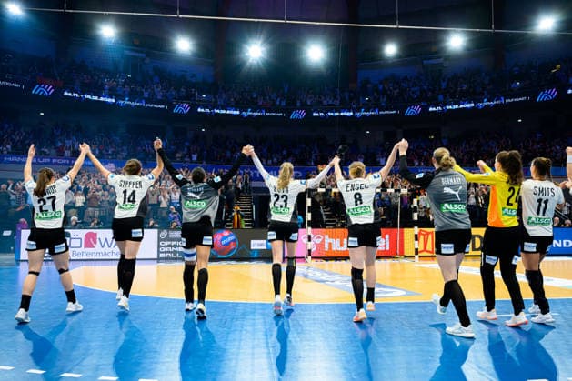 Handball, Womens World Championship, main round Montenegro Germany the team of Germany final cheer final cheer emotion joy Dortmund Westfalenhalle Nordrhein Westfalen Germany