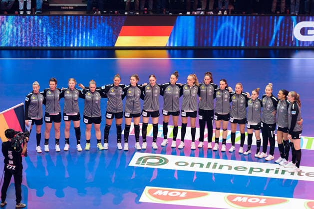 Handball, Womens World Championship, main round Montenegro Germany the team of Germany during the anthem Dortmund Westfalenhalle Nordrhein Westfalen Germany