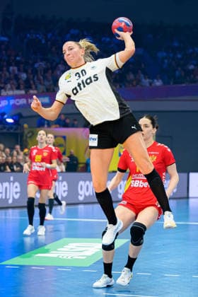 Handball, Womens World Championship, Main Round Montenegro Germany Jenny Behrend Germany Dortmund Westfalenhalle Nordrhein Westfalen Germany