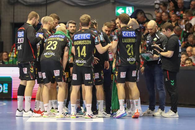 04 12 2025, xgox, Handball EHF Champions League SC Magdeburg Pick Szeged v l Magdeburg in team circle Magdeburg