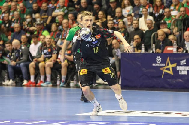 04 12 2025, xgox, Handball EHF Champions League SC Magdeburg Pick Szeged v l Gisli Thorgeir Kristjansson Magdeburg, 10 on the ball, plays the ball Magdeburg