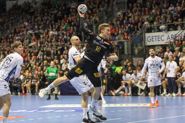 04 12 2025, xgox, Handball EHF Champions League SC Magdeburg Pick Szeged v l Gisli Thorgeir Kristjansson Magdeburg, 10 throws goal, Torschuetze, scores goal, Treffer, scores the goal Magdeburg