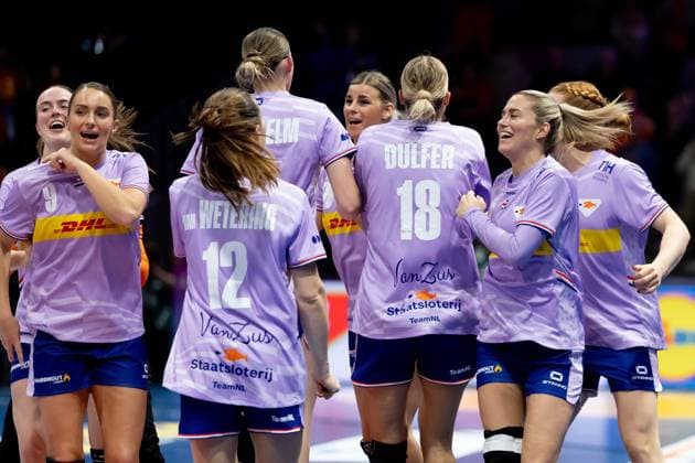 ROTTERDAM - The Dutch women s handball team celebrates victory during the group match between the Netherlands and Tunisia in the main round of the World Handball Championship in Ahoy Rotterdam. ANP IRIS VAN DEN BROEK xVIxANPxSportx xxANPxIVx 543895039 originalFilename: 543895039.jpg