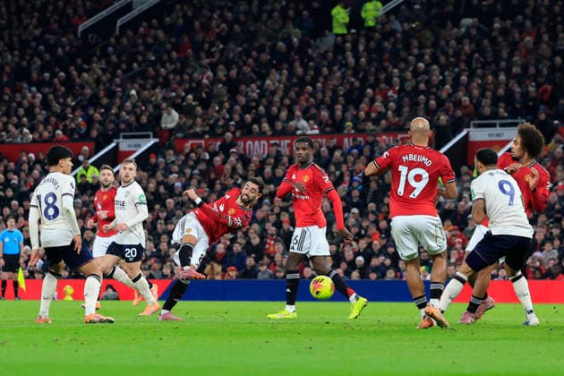 Manchester United, ManU v West Ham United Premier League 04 12 2025. Bruno Fernandes (8) of Manchester United has a shot on goal during the Premier League match between Manchester United and West Ham United at Old Trafford, Manchester, England on 4 December 2025. Manchester Old Trafford Greater Manchester England Editorial use only DataCo restrictions apply See www.football-dataco.com , Copyright: xConorxMolloyx PSI-23335-0027