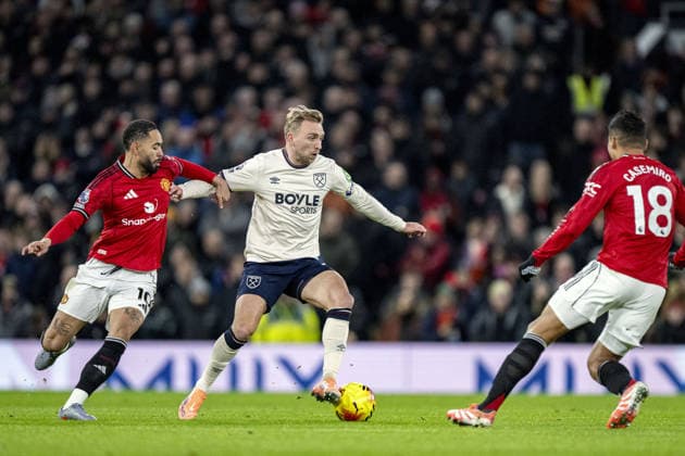 MANCHESTER, ENGLAND, DEC 04: Matheus Cunha of Manchester United, ManU (L) and Jared Bowen of West Ham (R) United fight for possession during the Premier League match between Manchester United and West Ham United on December 04, 2025 in Manchester, England. Copyright: xWillxPalmer SportsxPressxPhotox Sportspressphoto_SPR69812