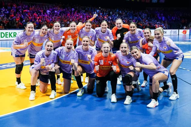 2025-12-04 Netherlands v Tunisia - IHF World Women s Handball Championship ROTTERDAM, NETHERLANDS - DECEMBER 4: Alieke van Maurik, Lois Abbingh, Larissa Nusser, Bo van Wetering, Kelly Dulfer, Judith van der Helm, Zoe Sprengers, Angela Malestein, Nikita van der Vliet, Rinka Duijndam, Bianca Schanssema, Yara ten Holte, Dione Housheer, Estavana Polman, Sarah Dekker, Merel Freriks, Romee Maarschalkerweerd, Kelly Vollebregt during the IHF World Women s Handball Championship match between Netherlands and Tunisia at Ahoy on December 4, 2025 in Rotterdam, Netherlands. Rotterdam Ahoy Netherlands Content not available for redistribution in The Netherlands directly or indirectly through any third parties. Copyright: xHenkxSeppenx