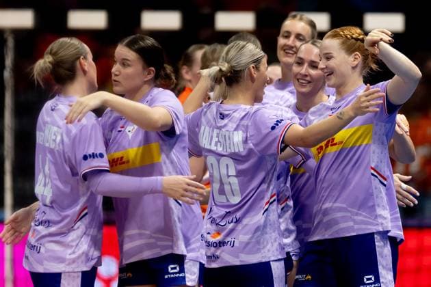 ROTTERDAM - The Dutch women s handball team celebrates victory during the group match between the Netherlands and Tunisia in the main round of the World Handball Championship in Ahoy Rotterdam. ANP IRIS VAN DEN BROEK xVIxANPxSportx xxANPxIVx 543895253 originalFilename: 543895253.jpg