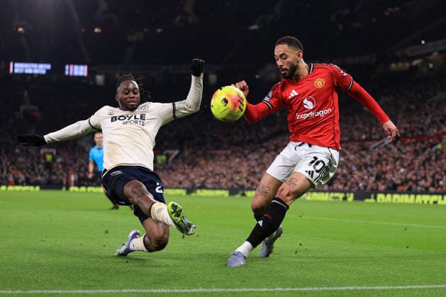 Fußball Premier League Manchester United v West Ham United 4. Dezember 2025 Premier League Manchester United v West Ham United Aaron Wan Bissaka von West Ham United und Matheus Cunha von Manchester United Foto Simon Stacpoole Abseits Manchester UK  Copyright: xSimonxStacpoolexOffside