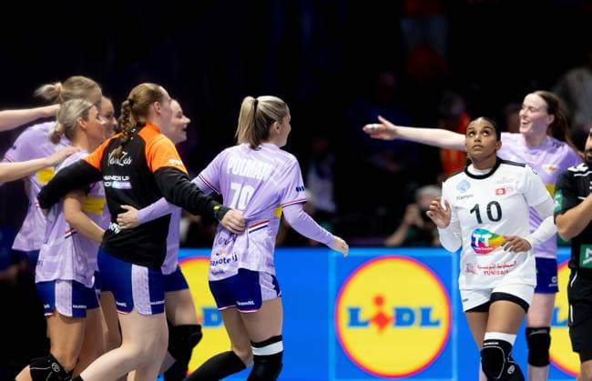ROTTERDAM - The Dutch women s handball team celebrates victory during the group match between the Netherlands and Tunisia in the main round of the World Handball Championship in Ahoy Rotterdam. ANP IRIS VAN DEN BROEK xVIxANPxSportx xxANPxIVx 543895930 originalFilename: 543895930.jpg