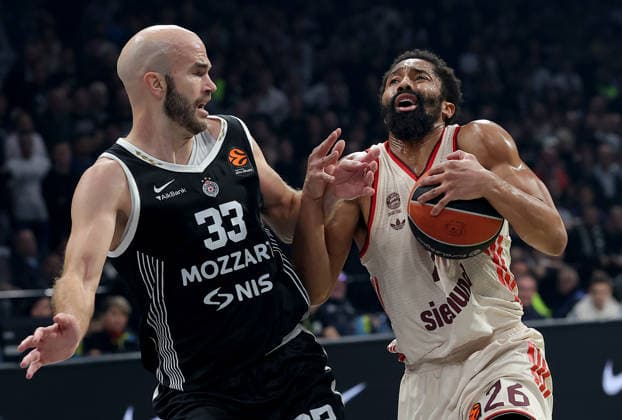 Partizan v Bayern, Euroleague basketball, season 2025 2026, round 14 Belgrade, Serbia. 4th Dec, 2025. Bayern s Spencer Dinwiddie (R) vies with Partizan s Nick Calathes during Euroleague basketball match between Partizan and Bayern Munich on December 4. 2025. in Belgrade, Serbia. Belgrade Serbia Copyright: xPedjaxMilosavljevic STARSPORTx