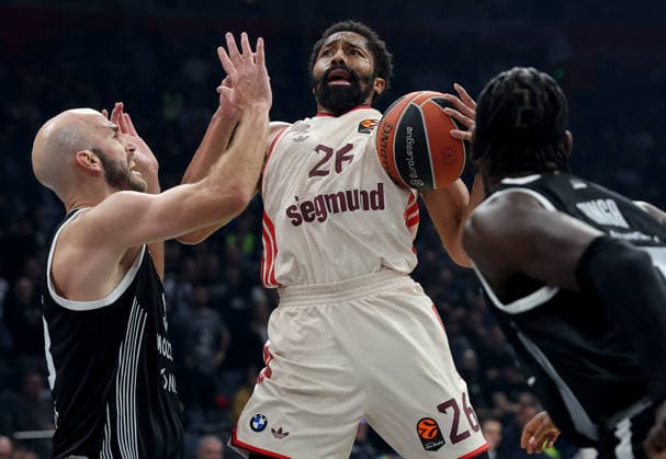 Partizan v Bayern, Euroleague basketball, season 2025 2026, round 14 Belgrade, Serbia. 4th Dec, 2025. Bayern s Spencer Dinwiddie vies with Partizan s Nick Calathes during Euroleague basketball match between Partizan and Bayern Munich on December 4. 2025. in Belgrade, Serbia. Belgrade Serbia Copyright: xPedjaxMilosavljevic STARSPORTx