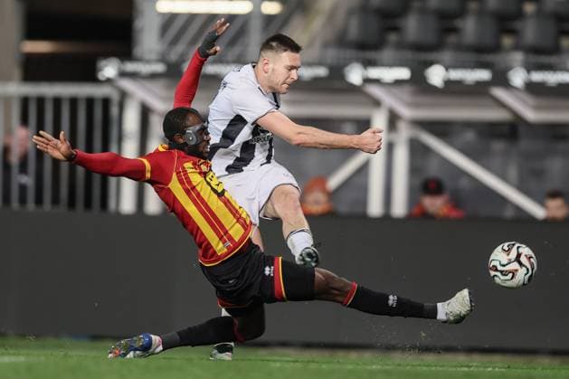 Mechelen s Mory Konate and Charleroi s Aurelien Scheidler fight for the ball during a soccer game between Sporting Charleroi and KV Mechelen, in the 1 8 final of the Croky Cup Belgian cup, Thursday 04 December 2025 in Charleroi. BRUNOxFAHY  x146536849x