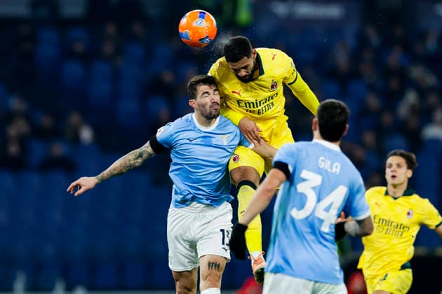 Coppa Italia round of 16 football match SS Lazio vs AC Milan Lazio™s Italian defender Alessio Romagnoli challenges for the ball with Milan s English midfielder Ruben Loftus Cheek during Coppa Italia round of 16 football match between SS Lazio vs AC Milan at Olimpico Stadium on December 04, 2025, in Rome. _BPH2307_1 Copyright: xAntonioxBalascox