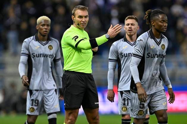KRC Genk v RSC Anderlecht - Belgian Croky Cup GENK, BELGIUM - DECEMBER 04 : referee Laforge Nicolas during the Belgian Croky Cup round of 16 match between KRC Genk and RSC Anderlecht on December 4, 2025 in Genk, Belgium, 04 12 2025 Genk Belgium  Copyright: xDhax