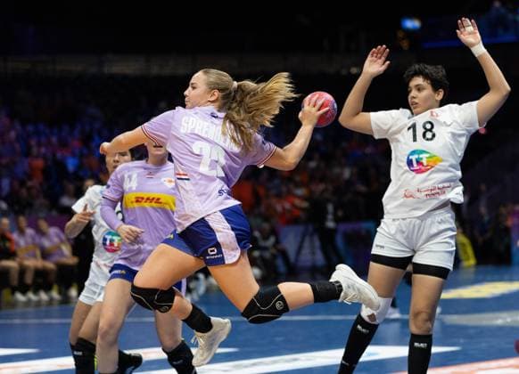 ROTTERDAM - ZoÃ« Sprengers of the Netherlands during the group match between the Netherlands and Tunisia in the main round of the World Handball Championship in Ahoy Rotterdam. ANP IRIS VAN DEN BROEK xVIxANPxSportx xxANPxIVx 543897454 originalFilename: 543897454.jpg