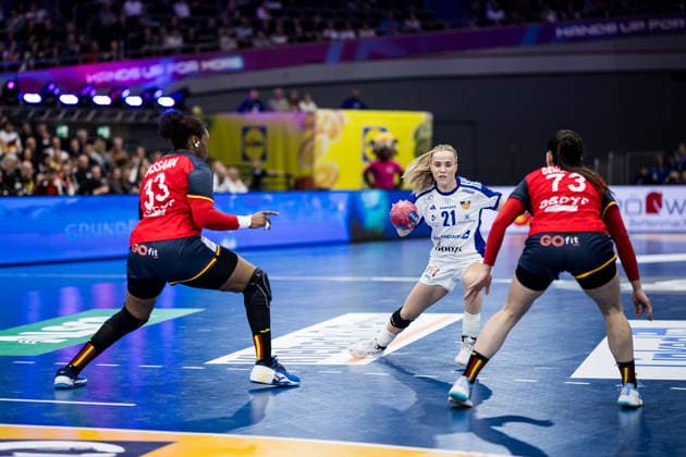 DORTMUND, GERMANY - DECEMBER 4: Sandra Erlingsdottir (Iceland, 21) with the ball during the 27th IHF Women’s World Handball Championship match between Iceland vs. Spain at Westfalenhalle on matchday 3 of the main round of the 27th IHF Women’s World Handball Championship on December 4, 2025 in Dortmund, Germany. North Rhine Westphalia Germany Copyright: xBEAUTIFULxSPORTS Wunderlx