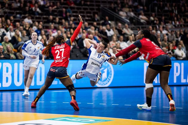 DORTMUND, GERMANY - DECEMBER 4: Elin Klara Thorkelsdottir (Iceland, 17) with the ball, tries to score against Daniela Patricia So Delgado-Pinto (Spain, 27) and Lyndie Tchaptchet Defo (Spain, 68) during the 27th IHF Women’s World Handball Championship match between Iceland vs. Spain at Westfalenhalle on matchday 3 of the main round of the 27th IHF Women’s World Handball Championship on December 4, 2025 in Dortmund, Germany. North Rhine Westphalia Germany Copyright: xBEAUTIFULxSPORTS Wunderlx