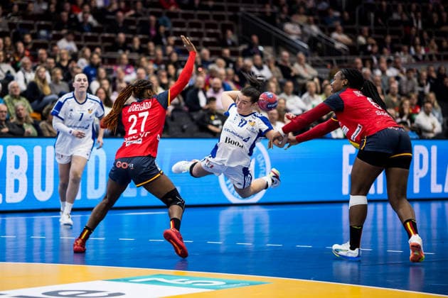 DORTMUND, GERMANY - DECEMBER 4: Elin Klara Thorkelsdottir (Iceland, 17) with the ball, tries to score against Daniela Patricia So Delgado-Pinto (Spain, 27) and Lyndie Tchaptchet Defo (Spain, 68) during the 27th IHF Women’s World Handball Championship match between Iceland vs. Spain at Westfalenhalle on matchday 3 of the main round of the 27th IHF Women’s World Handball Championship on December 4, 2025 in Dortmund, Germany. North Rhine Westphalia Germany Copyright: xBEAUTIFULxSPORTS Wunderlx