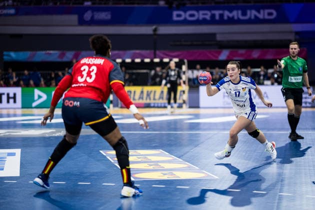DORTMUND, GERMANY - DECEMBER 4: Elin Klara Thorkelsdottir (Iceland, 17) with the ball during the 27th IHF Women’s World Handball Championship match between Iceland vs. Spain at Westfalenhalle on matchday 3 of the main round of the 27th IHF Women’s World Handball Championship on December 4, 2025 in Dortmund, Germany. North Rhine Westphalia Germany Copyright: xBEAUTIFULxSPORTS Wunderlx