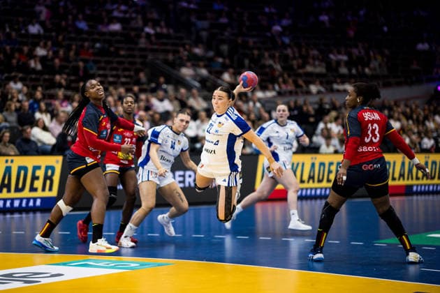 DORTMUND, GERMANY - DECEMBER 4: Elin Rosa Magnusdottir (Iceland, 22) with the ball, tries to score during the 27th IHF Women’s World Handball Championship match between Iceland vs. Spain at Westfalenhalle on matchday 3 of the main round of the 27th IHF Women’s World Handball Championship on December 4, 2025 in Dortmund, Germany. North Rhine Westphalia Germany Copyright: xBEAUTIFULxSPORTS Wunderlx