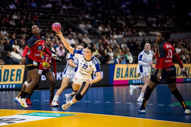 DORTMUND, GERMANY - DECEMBER 4: Elin Rosa Magnusdottir (Iceland, 22) with the ball, tries to score during the 27th IHF Women’s World Handball Championship match between Iceland vs. Spain at Westfalenhalle on matchday 3 of the main round of the 27th IHF Women’s World Handball Championship on December 4, 2025 in Dortmund, Germany. North Rhine Westphalia Germany Copyright: xBEAUTIFULxSPORTS Wunderlx
