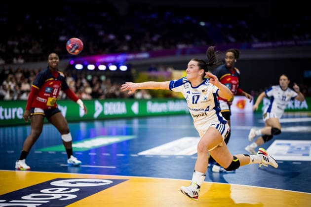 DORTMUND, GERMANY - DECEMBER 4: Elin Klara Thorkelsdottir (Iceland, 17) with the ball, tries to score during the 27th IHF Women’s World Handball Championship match between Iceland vs. Spain at Westfalenhalle on matchday 3 of the main round of the 27th IHF Women’s World Handball Championship on December 4, 2025 in Dortmund, Germany. North Rhine Westphalia Germany Copyright: xBEAUTIFULxSPORTS Wunderlx