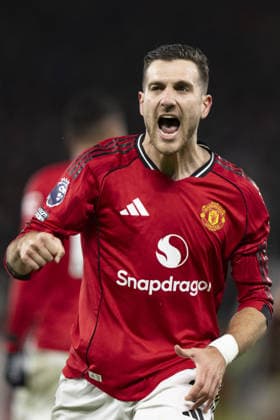 MANCHESTER, ENGLAND, DEC 04: Diogo Dalot of Manchester United, ManU celebrates after scoring the team s first goal during the Premier League match between Manchester United and West Ham United on December 04, 2025 in Manchester, England. Copyright: xWillxPalmer SportsxPressxPhotox Sportspressphoto_SPR69822