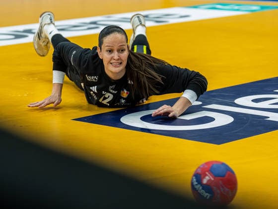 Hafdis Renoetudottir Iceland, 12 looks after the ball, Spain vs Iceland, handball, world championship, women, 2025 2026 season, 04 12 2025, Spain vs Iceland, handball, world championship, women, 2025 2026 season, 04 12 2025 Dortmund Copyright: xEibner-Pressefoto MichaelxSchmidx EP_MST