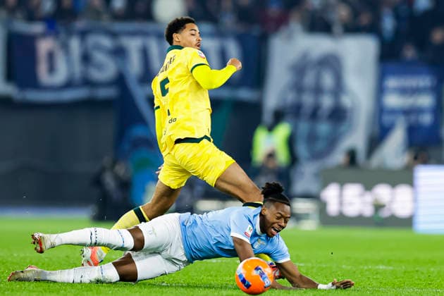 Coppa Italia round of 16 football match SS Lazio vs AC Milan Milan s Belgian defender Koni De Winter challenges for the ball with Lazio™s Dutch forward Tijjani Noslin during Coppa Italia round of 16 football match between SS Lazio vs AC Milan at Olimpico Stadium on December 04, 2025, in Rome. _BPH2720_1 Copyright: xAntonioxBalascox