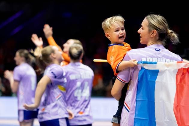 ROTTERDAM - Lois Abbingh of the Netherlands with her son during the group match between the Netherlands and Tunisia in the main round of the World Handball Championship in Ahoy Rotterdam. ANP IRIS VAN DEN BROEK xVIxANPxSportx xxANPxIVx 543898534 originalFilename: 543898534.jpg