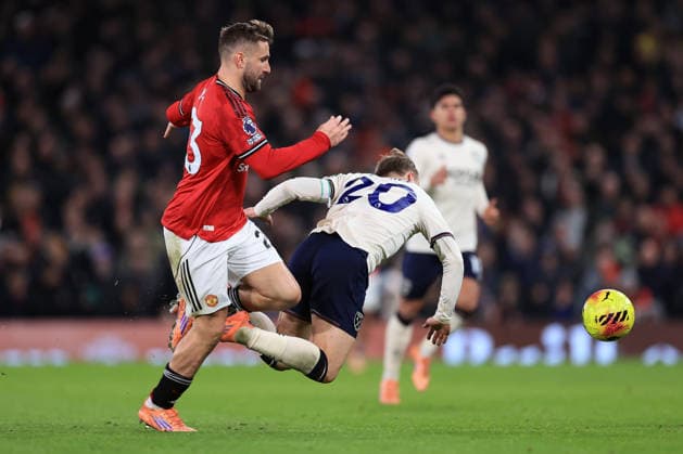 Fußball Premier League Manchester United gegen West Ham United 4. Dezember 2025 Premier League Manchester United gegen West Ham United Luke Shaw von Manchester United geht gegen Jarrod Bowen von West Ham United vor Foto Simon Stacpoole Abseits Manchester UK  Copyright: xSimonxStacpoolexOffside