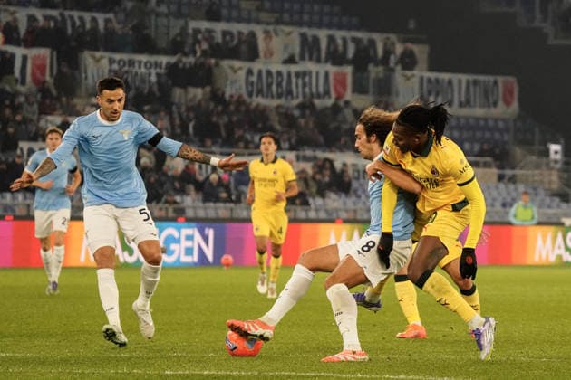 CALCIO - Coppa Italia - SS Lazio vs AC Milan Matteo Guendouzi and Rafael Leao during the Round of 16 of Coppa Italia between S.S. Lazio vs A.C. Milan at the Olympic Stadium, Rome, italy on 4 December 2025 Rome Italy  Copyright: xIPAxSport ABACAx