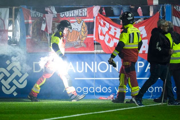 December 4, 2025, Extremadura, Extremadura, SPAIN: Fireman with flash light during the Copa del Rey, second round, football match played between CD Extremadura 1924 and Sevilla FC at Francisco de la Hera stadium on December 4, 2025, in Extremadura, Spain. Extremadura SPAIN - ZUMAa181 20251204_zaa_a181_072 Copyright: xJoaquinxCorcherox