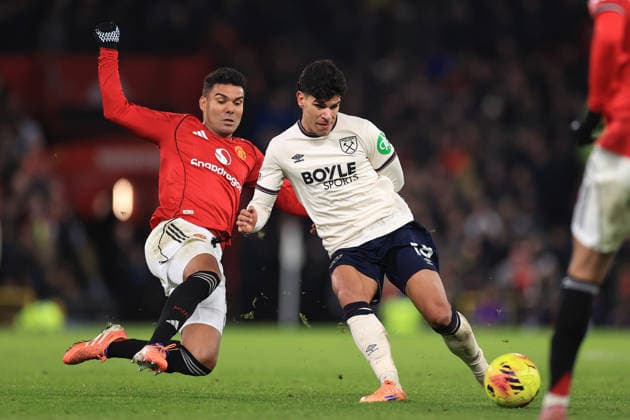 Fußball Premier League Manchester United gegen West Ham United 4. Dezember 2025 Premier League Manchester United gegen West Ham United Casemiro von Manchester United und Mateus Fernandes von West Ham United Foto Simon Stacpoole Abseits Manchester UK  Copyright: xSimonxStacpoolexOffside