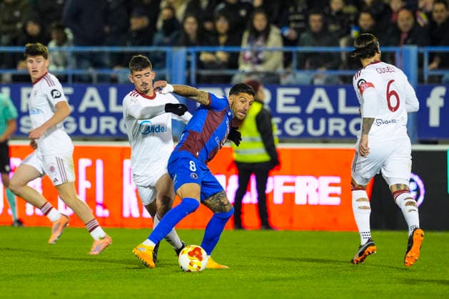 December 4, 2025, Extremadura, Extremadura, SPAIN: Kike Salas of Sevilla FC and Giovanni Zarfino of CD Extremadura 1924 in action during the Copa del Rey, second round, football match played between CD Extremadura 1924 and Sevilla FC at Francisco de la Hera stadium on December 4, 2025, in Extremadura, Spain. Extremadura SPAIN - ZUMAa181 20251204_zaa_a181_098 Copyright: xJoaquinxCorcherox