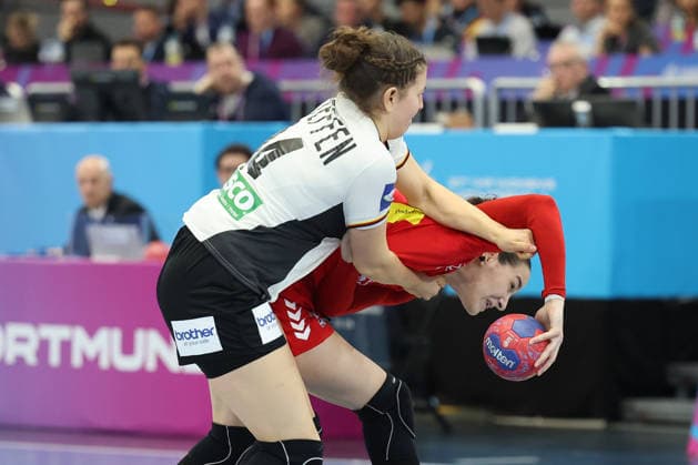 GER, Dortmund, 27th Wommens World Championship 2025, Main Round, Group II, 2 Round Round Montenegro MNE vs Germany GER 04 12 2025, Westfalenhalle, Dortmund, GER, Dortmund, 27th Wommens World Championship 2025, Main Round, Group II, 2 Round Round Montenegro MNE vs Germany GER , in the picture Marie Vogel Ger 14 , tries to stop Elena Mitrovic MNE , in the picture Marie Vogel Ger 14 , tries to stop Elena Mitrovic MNE nordphotoxGmbHx xMeuter nph00351