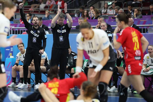 GER, Dortmund, 27th Wommens World Championship 2025, Main Round, Group II, 2 Round Round Montenegro MNE vs Germany GER 04 12 2025, Westfalenhalle, Dortmund, GER, Dortmund, 27th Wommens World Championship 2025, Main Round, Group II, 2 Round Round Montenegro MNE vs Germany GER , in the picture Markus Gaugisch Trainer Headcoach Ger , is happy about a successful move nordphotoxGmbHx xMeuter nph00351