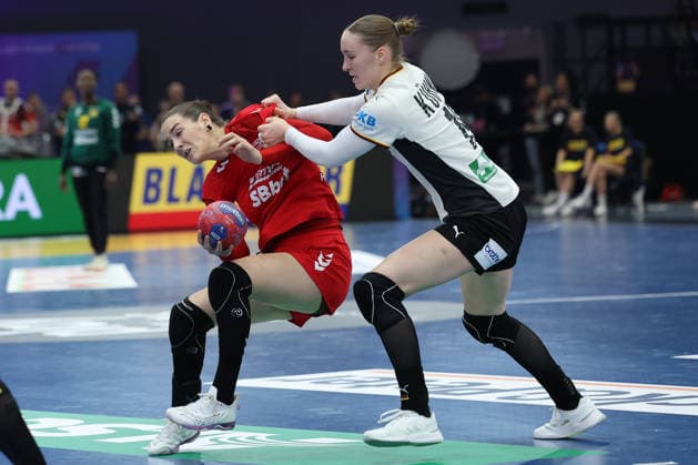 GER, Dortmund, 27th Wommen s World Championship 2025, Main Round, Group II, 2 Round Round Montenegro MNE vs Germany GER 04 12 2025, Westfalenhalle, Dortmund, GER, Dortmund, 27th Wommen s World Championship 2025, Main Round, Group II, 2 Round Round Montenegro MNE vs Germany GER , in the picture Elena Mitrovic MNE , in a duel against Nieke Kühne Ger 19 , nordphotoxGmbHx xMeuter nph00351