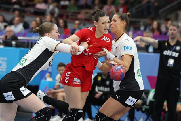 GER, Dortmund, 27th Wommens World Championship 2025, Main Round, Group II, 2 Round Round Montenegro MNE vs Germany GER 04 12 2025, Westfalenhalle, Dortmund, GER, Dortmund, 27th Wommens World Championship 2025, Main Round, Group II, 2 Round Round Montenegro MNE vs Germany GER , pictured Marija BOŽOVIÄÜ MNE 28 , in a duel against Xenia Smits Ger 11 , Nieke Kühne Ger 19 , nordphotoxGmbHx xMeuter nph00351