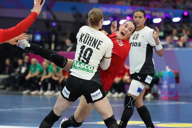 GER, Dortmund, 27th Wommens World Championship 2025, Main Round, Group II, 2 Round Round Montenegro MNE vs Germany GER 04 12 2025, Westfalenhalle, Dortmund, GER, Dortmund, 27th Wommens World Championship 2025, Main Round, Group II, 2 Round Round Montenegro MNE vs Germany GER , pictured Nieke Kühne Ger 19 , tries to stop Elena Mitrovic MNE nordphotoxGmbHx xMeuter nph00351