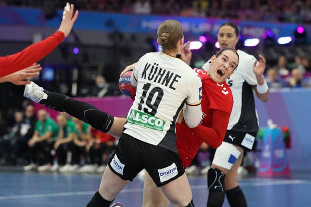 GER, Dortmund, 27th Wommens World Championship 2025, Main Round, Group II, 2 Round Round Montenegro MNE vs Germany GER 04 12 2025, Westfalenhalle, Dortmund, GER, Dortmund, 27th Wommens World Championship 2025, Main Round, Group II, 2 Round Round Montenegro MNE vs Germany GER , pictured Nieke Kühne Ger 19 , tries to stop Elena Mitrovic MNE nordphotoxGmbHx xMeuter nph00351