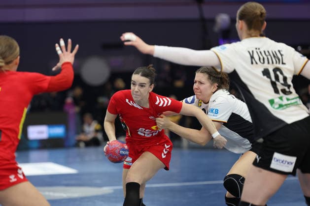 GER, Dortmund, 27th Wommens World Championship 2025, Main Round, Group II, 2 Round Round Montenegro MNE vs Germany GER 04 12 2025, Westfalenhalle, Dortmund, GER, Dortmund, 27th Wommens World Championship 2025, Main Round, Group II, 2 Round Round Montenegro MNE vs Germany GER , pictured Marija BOŽOVIÄÜ MNE 28 , in a duel against Marie Vogel Ger 14 , nordphotoxGmbHx xMeuter nph00351